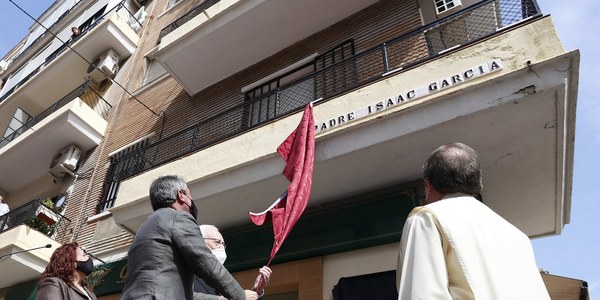 El Ayuntamiento rotula una calle ubicada junto al Colegio de los Padres Blancos en Los Remedios con el nombre del Padre Isaac García