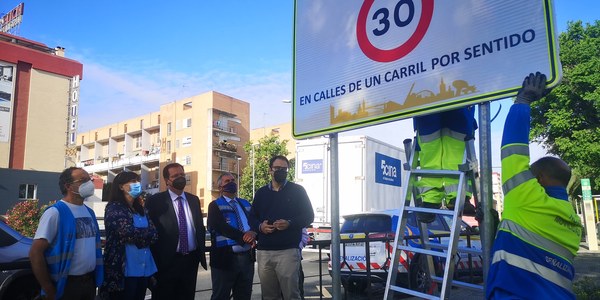 El Ayuntamiento señaliza accesos a la ciudad y lanza campañas divulgativas ante la entrada en vigor del límite de 30 kilómetros hora en todas las vías de un solo carril por sentido