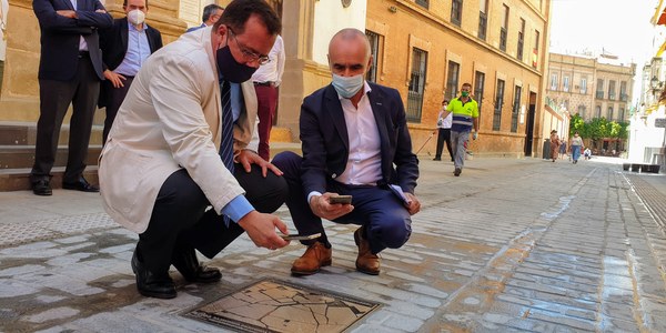 El Ayuntamiento señaliza en la nueva calle Mateos Gago el trazado de la antigua muralla de la Judería desaparecida en 1391