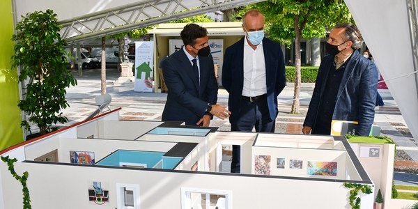 El Ayuntamiento y el Colegio de Aparejadores y Arquitectos Técnicos promueven la eficiencia energética y la construcción sostenible a través del evento #Rehabilitaverde con espacios expositivos y conferencias en Plaza Nueva