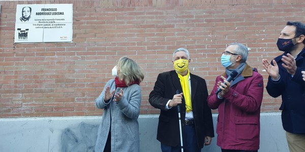 El Ayuntamiento y el movimiento asociativo memorialista colocan una placa oficial en memoria de Francisco Rodríguez Ledesma, albañil tiroteado en una protesta en Hytasa en 1977
