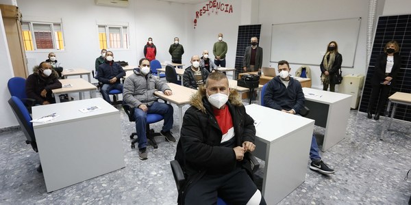 El Ayuntamiento y Endesa ponen en marcha un programa de formación e inserción laboral en energías renovables para personas desempleadas impartido en el barrio de Torreblanca