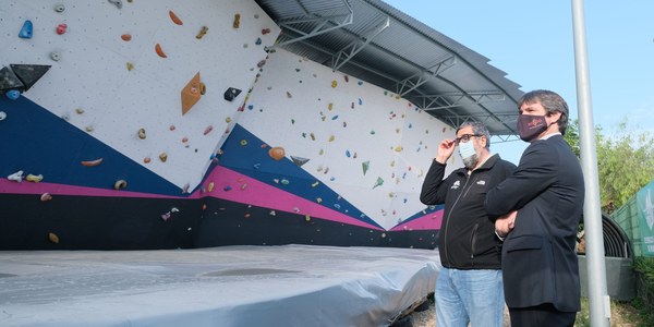 El Ayuntamiento y la Federación Andaluza de Montañismo colaboran para la renovación del  rocódromo del Centro Deportivo San Pablo