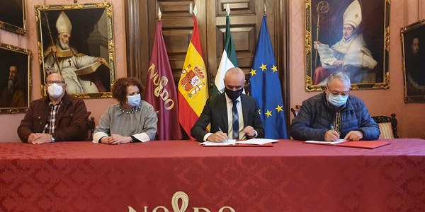 El Ayuntamiento y la Intercomunidad de Propietarios de las 312 viviendas de la Plaza Encina del Rey del Parque Alcosa firman el acuerdo para impulsar el proyecto de rehabilitación