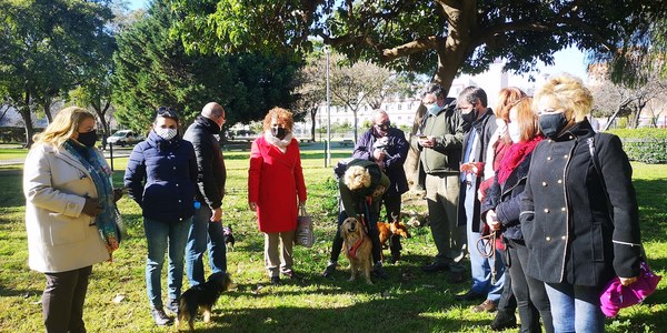 El barrio de Alcosa cuenta con una nueva zona de esparcimiento canino en un espacio verde que pasa a denominarse Parque Sol y Luna