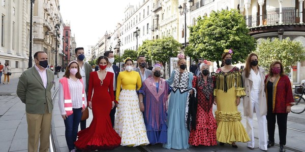 El desfile en apoyo de la moda flamenca de la Avenida de la Constitución contará con 31 diseñadores y las actuaciones de Joana Jiménez y Las Migas