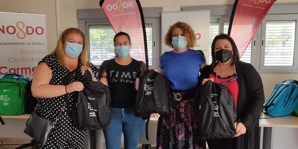 El distrito Este-Alcosa-Torreblanca reparte 409 mochilas y material escolar para apoyar a familias con escasos recursos económicos en centros de Infantil y Primaria
