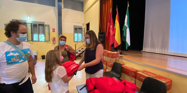 El Distrito Sur reparte 390 mochilas y material escolar para apoyar a familias con escasos recursos económicos en centros de Infantil y Primaria
