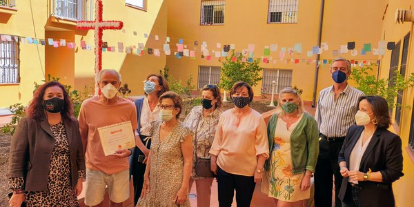 El Distrito Triana entrega los premios de las Cruces de Mayo al número 51 de la Calle Castilla y convoca el concurso de balcones para el Corpus