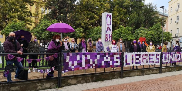 El Distrito Triana lanza un amplio programa de actividades para conmemorar el Día de la Mujer con exposiciones, talleres y un gran lazo de crochet en el monumento a Naranjito de Triana tejido por  mujeres de distintos puntos de Andalucía