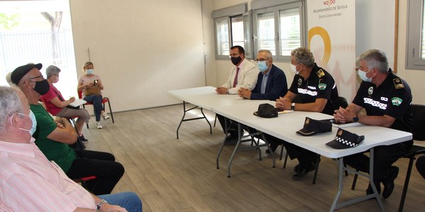 El gobierno destaca la mayor presencia policial en el Distrito Cerro-Amate gracias a la incorporación de los 24 nuevos agentes para la unidad de policía de barrio