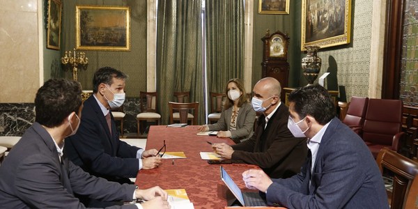 El gobierno y la asociación Apartsur acuerdan mantener una vía de colaboración con respecto a la regulación urbanística de las viviendas turísticas
