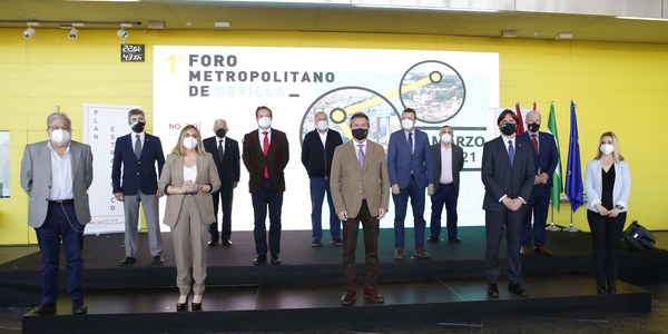 El I Foro Metropolitano de Sevilla 	logra el compromiso de alcaldes, empresarios, sindicatos y expertos para avanzar en un plan estratégico común y un órgano de coordinación que defina las áreas de oportunidades de desarrollo económico y laboral