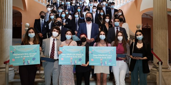 El IES Miguel Servet gana la Primera Liga de Debate ‘Ciudad de Sevilla’ organizada por el Ayuntamiento en la que han participado jóvenes de entre 12 y 18 años de 20 equipos de 10 centros educativos de la ciudad