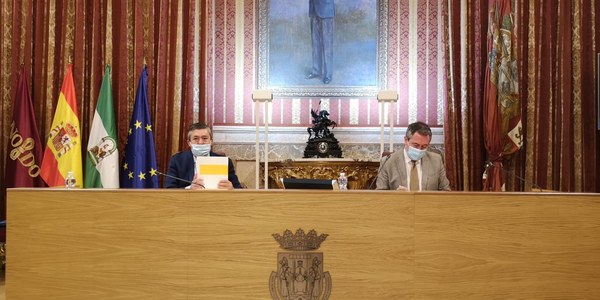 El Pleno aprueba por unanimidad la propuesta del alcalde para distinguir a Rubén Olmo y Matilde Coral como hijos predilectos de Sevilla y a Manuel Herrera y Benigno de la Vega Inclán como hijos adoptivos a título póstumo