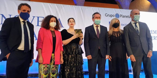 El Real Alcázar acoge la entrega del premio Fernando Lara de novela a Alaitz Leceaga por "Hasta donde termina el mar"