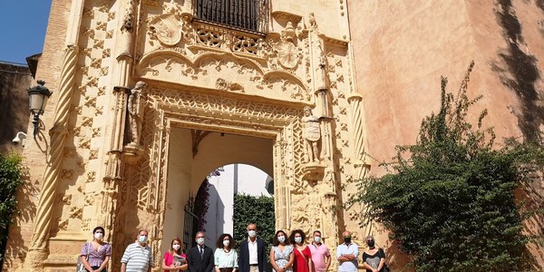 El Real Alcázar inicia el próximo martes sus visitas guiadas gratuitas para nacidos o empadronados en la ciudad, con entrada por la Puerta de la Alcoba y que ya se pueden reservar en su web oficial