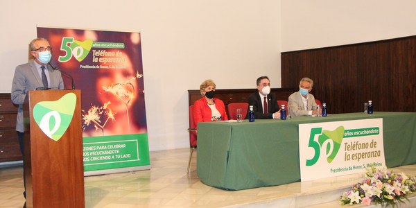 El Teléfono de la Esperanza reconoce al doctor Luis Rojas-Marcos en un acto en el que el Ayuntamiento destaca la trayectoria profesional del psiquiatra sevillano y ensalza el compromiso social de esta institución y de sus voluntarios