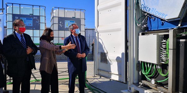 Espadas destaca la tecnología puntera de Abengoa tras la puesta en marcha de una planta piloto para producir electricidad a partir de hidrógeno que vuelve a colocar a Sevilla como referencia en la ingeniería aplicada a las energías renovables