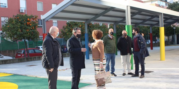 El Ayuntamiento avanza en la estrategia de mejora de la climatización y eficiencia energética de los centros escolares de la ciudad con la construcción de una nueva cubierta en el CEIP Jacaranda de Sevillla Este