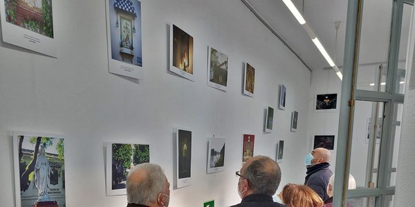Inaugurada la exposición fotográfica ‘Piekna Triana’ sobre cómo ven el arrabal siete jóvenes polacos en el Centro Cívico Las Columnas