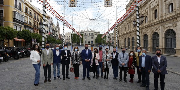 La Banda Sinfónica Municipal de Sevilla ofrecerá un nuevo ‘Concierto de Feria’ con las voces de Amigos de Gines, Paco Candela, Las Carlotas y María de la Colina que será grabado por las dos televisiones locales