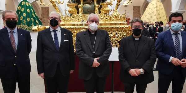 La exposición 'Glorias' reúne casi un centenar de piezas patrimoniales en una muestra organizada por el Consejo con la colaboración del Ayuntamiento en el marco del programa municipal de apoyo a las hermandades y a los sectores afectados por la suspensión de procesiones