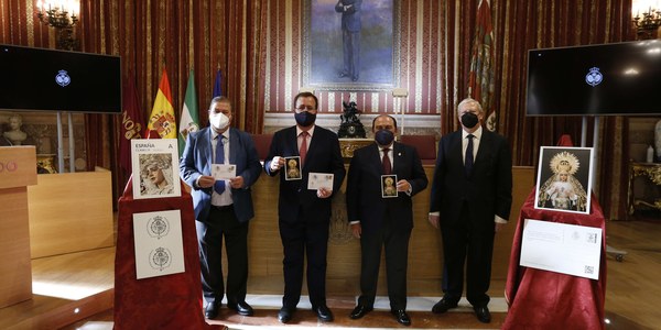 La hermandad de San Bernardo presenta en el Ayuntamiento un sello y una tarjeta postal de Correos en conmemoración del 75 aniversario de la concesión del título de Mariana a la ciudad