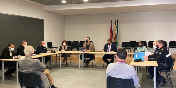 La Junta de Seguridad del Distrito Norte confirma el buen funcionamiento del dispositivo conjunto de Policía Local y Nacional tras la reyerta de San Jerónimo y concluye que se trató de un incidente “aislado” que no refleja una mayor inseguridad en el barrio