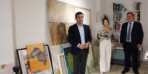 La pintora María Tapia recibe el encargo del Ayuntamiento de Sevilla para realizar el cartel de las Fiestas de Primavera de 2022