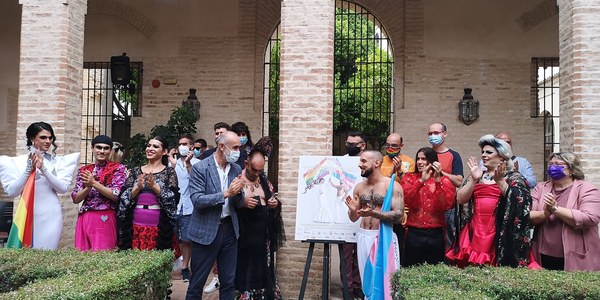 La Plataforma Orgullo LGTBI de Andalucía hace entrega de la bandera del Orgullo LGTBI al Ayuntamiento de Sevilla y presenta su cartel y actividades para 2021