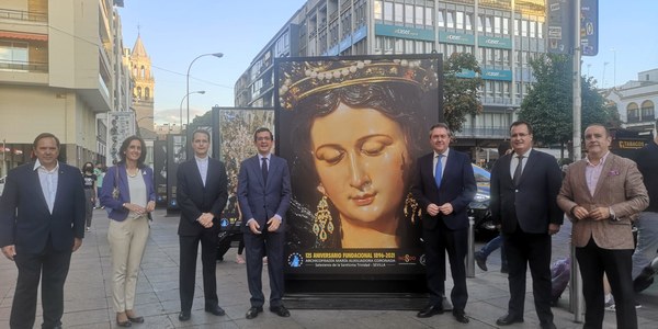 La Plaza de la Encarnación acoge hasta el próximo 31 de octubre una exposición fotográfica sobre la historia de la devoción de María Auxiliadora Coronada que cuenta con la colaboración del Ayuntamiento