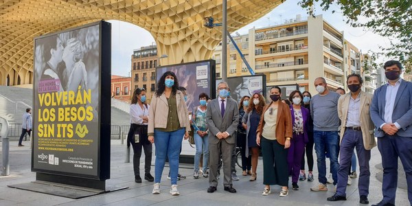 La Plaza de la Encarnación acoge la exposición ‘Volverán los besos sin ITS’ sobre la concienciación de enfermedades transmitibles con motivo del Día Mundial de la Salud