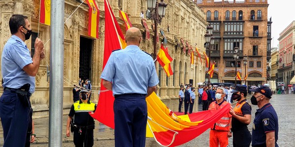 La Plaza de San Francisco acoge el izado solemne de la bandera de España con motivo del Centenario de la Base Aérea de Tablada