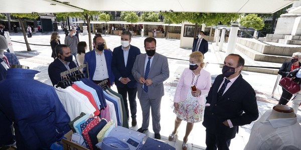 La Plaza Nueva acoge la primera Feria de Comercio del Casco Antiguo impulsada por el Ayuntamiento y las entidades de comerciantes dentro de las medidas puestas en marcha para dinamizar a este sector del centro histórico