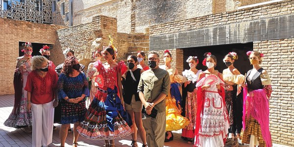La Velá de Santiago y Santa Ana se despide hoy con la presentación del vestido “Santanita” diseñado por Qlamenco y con los últimos conciertos en el antiguo Hotel Triana