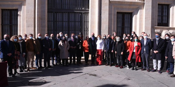 El Ayuntamiento programa esta Navidad una iluminación singular en la Plaza de San Francisco protagonizada por el árbol de luces led más alto de Europa y más de 150 actividades culturales y de ocio que se desplegarán por todos los distritos