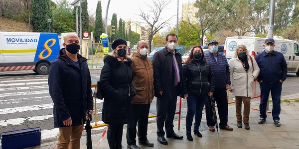 Nuevos cruces semafóricos en pasos de peatones de vías de alta densidad de tráfico en Ronda de Triana y López de Gomara dentro de la estrategia de mejora de la movilidad peatonal y seguridad vial