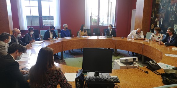 Sevilla abre una vía de colaboración con París para el desarrollo del modelo de ‘ciudad en 15 minutos’ y para la ordenación de las viviendas con fines turísticos