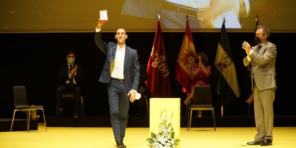 Sevilla entrega sus distinciones honoríficas a Rubén Olmo y Matilde Coral como hijos predilectos y a Manuel Herrera y Benigno de la Vega Inclán como hijos adoptivos a título póstumo en una ceremonia donde se traslada el deseo de encarar con optimismo la recuperación y reforzar la cultura