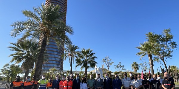 Sevilla reconoce y agradece a los profesionales sanitarios y a todos los servicios esenciales  su labor durante la pandemia con una escultura-homenaje en el Parque de Magallanes