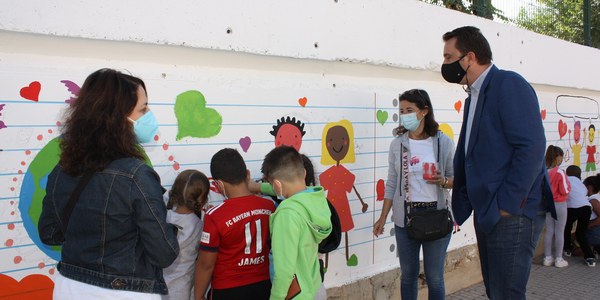Un total de 700 alumnos de los colegios de San Jerónimo participan en la elaboración de murales para fomentar valores de convivencia y paz en una iniciativa que cuenta con la colaboración del Ayuntamiento de Sevilla a través del Distrito Norte