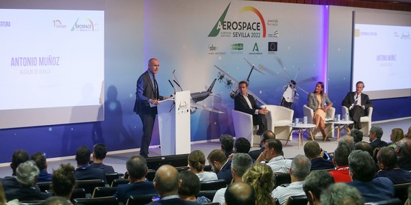 El alcalde destaca la importancia de la elección de Sevilla como sede de la cumbre de ministros europeos del Espacio en octubre de 2023 para el posicionamiento de su candidatura a albergar la futura Agencia Aeroespacial Española