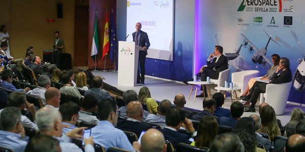 El alcalde traslada a empresas y profesionales del Aerospace and Defense Meetings que Sevilla aspira a ser un “laboratorio urbano” de la industria aeroespacial y que la sede de la Agencia Espacial Española sería la palanca para captar más inversiones