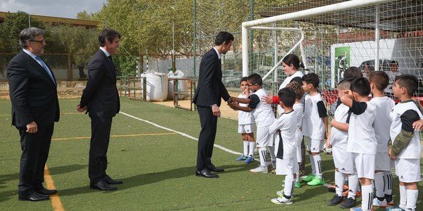 Arbeloa visita la Escuela de la Fundación Real Madrid y Ecopilas en Sevilla, que cuenta con la colaboración del Ayuntamiento