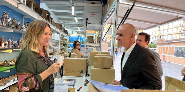 Arranca la XXIX edición de la Feria del Belén de Sevilla que se celebra un año más junto a la Catedral y al Archivo de Indias hasta el próximo 23 de diciembre con el apoyo del Ayuntamiento