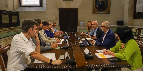 Ayuntamiento de Sevilla, sindicatos y empresarios sellan una hoja de ruta para encarar el nuevo escenario de incertidumbre económica