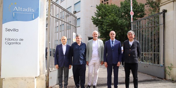 El Ayuntamiento trabaja con el grupo KKH y el arquitecto japonés Kengo Kuma en la transformación del edificio central de la antigua fábrica de tabacos de Los Remedios con una gran plaza pública, ajardinada, abierta al barrio y conectada mediante la pasarela peatonal al Casco Histórico