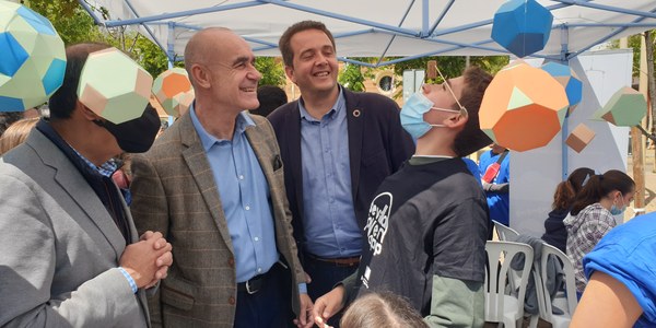 Cientos de jóvenes participan en la jornada ‘Matemáticas en la calle’ para la divulgación de las ciencias en la Alameda de Hércules
