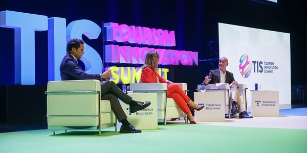 El alcalde aboga por reforzar la alianza con Ryanair en aviación y aeronáutica que ha sido clave para el despegue del aeropuerto de Sevilla y la contribución de la aerolínea a la economía local